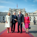 Etter kransnedleggelsen var det velkomstseremoni. Kongeparet ble ønsket velkommen av President Sebastián Piñera og Chiles førstedame, Cecilia Morel Montes. Foto: Heiko Junge, NTB scanpix